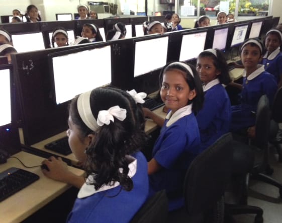 girls-in-computer-class
