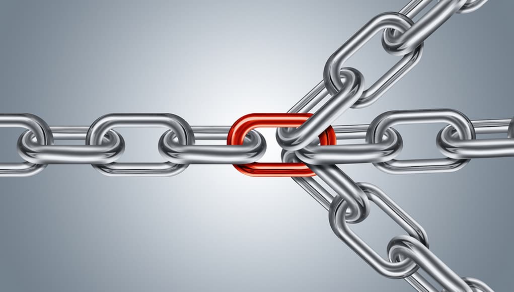 onechain link holding together four other chains as a system connector