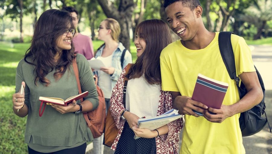 смотреть на английском. все учебники французского языка фото студентов. Three students with there books. General english. See students.